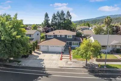 Image de Fantastic 5-bedroom house with a pool in the center of Gilroy