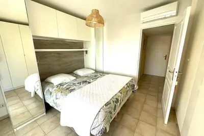 Image de Les Calanques, appartement une chambre climatisé, grande terrasse et ascenseur