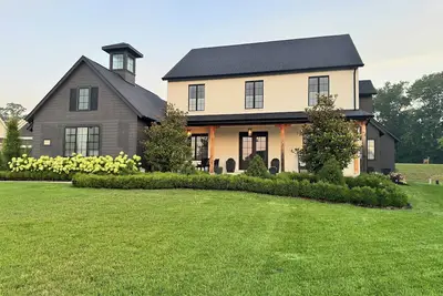 Image de Memorial Week Luxury Home, 10 Min to Muirfield, Family Ready