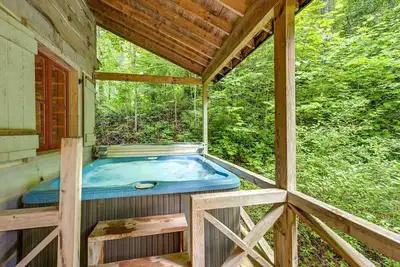 Image de Hot Tub Cabin | Forest Views & Firepit | Sleeps 11