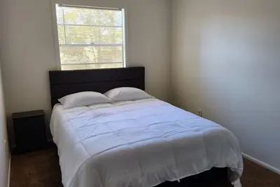 Image de Your choice of room w/ a private bathroom and dedicated half-bath.