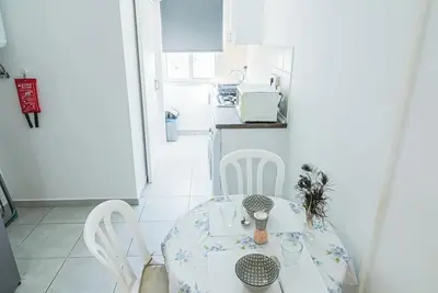 Image de Stylish Central Studio with Modern Comforts