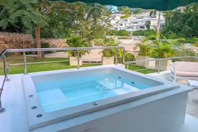 Image de Getaway for 2 with Private Jacuzzi - 3 min Beach