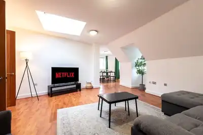 Image de 3br Group Stay Penthouse Near General Hospital