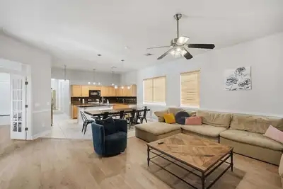 Image de 4 bedroom 2 bath home with pool, wi-fi, laundry