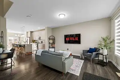 Image de Large Home | Sleeps 12 | Yard | Near Dt & Stadium