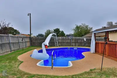 Image de Patti's Place ( Pool | Sleeps 9)!