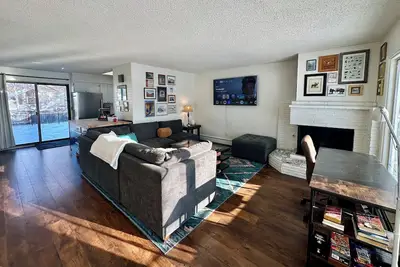 Image de Lake Hood Hideaway - Cozy, Bright, Dog-Friendly, and 2 Miles from Anc Airport