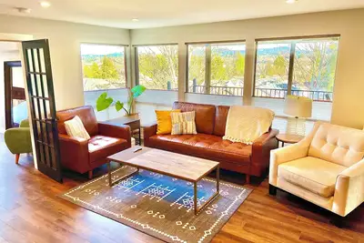 Image de Stunning Views! - 3 Bedroom Hideaway with King Bed - Lower Unit of a Duplex