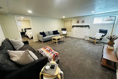 Image de Charming and spacious 3br Midvale Retreat- Near ski resorts and Slc