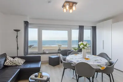 Image de Studio agréable avec espace nuit et vue sur mer