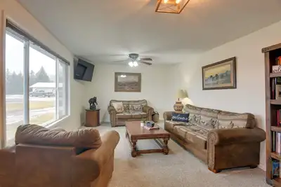 Image de 5 Mi to Heise Hot Springs: 'The Trout House'