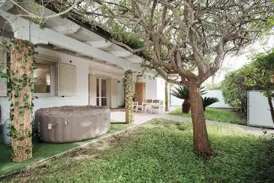 Image de Maison Blanche – Villa Alec Jacuzzi et Place de Parking