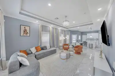 Image de Elegant Modern Retreat. Spacious. Near Med Center