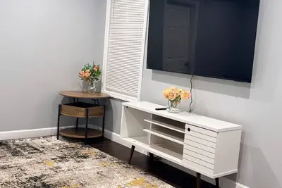 Image de Clean & Furnished suite near major hospitals. Move-In Ready for Professionals.