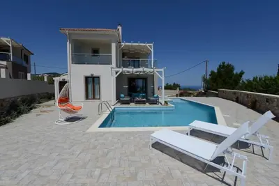 Image de Two floor villa with great view on both sides of the islandand.