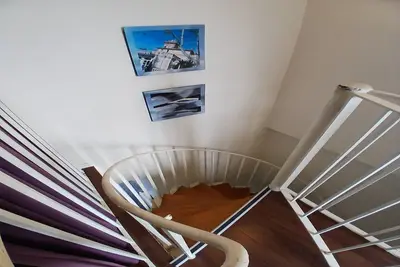 Image de Un coin douillet près de la plage de sable.