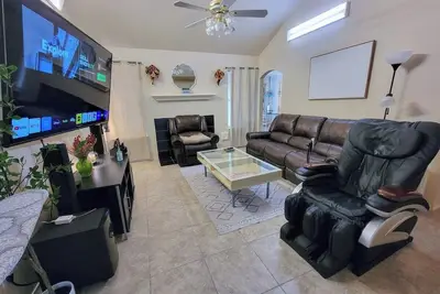 Image de Entire house/Large TVs in all rooms/ Massage Chair/Gym/Grill