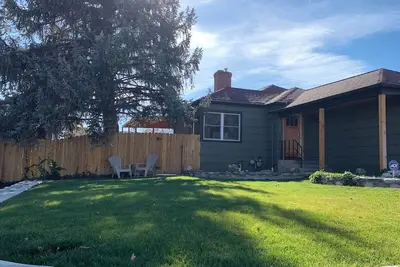 Image de Quiet, Clean and Cozy 2 bedroom 1 bath. 1948 outside with brand new insides.