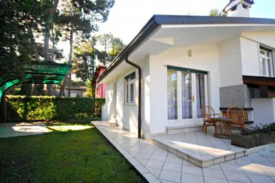 Image de Villa confortable avec terrasse et jardin