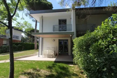 Image de Villa moderne avec jardin clôturé