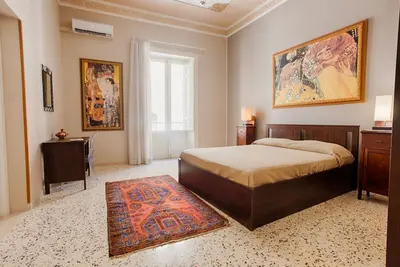 Image de Roomy apartment of 135 sqm, for up to 6 people, located on the 1st floor of a building (No lift). The apartment is located in a strategic area as it is only 300 meters from the historic center of Trapani and 400 mt from the Port of Trapani from which shi
