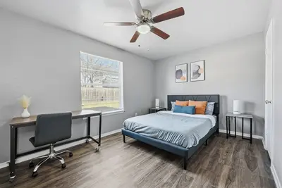 Comfortable 1-bed w/ hardwood-style floors