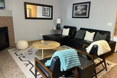 Image de Stay and enjoy in this convenient & centrally-located 2-storey townhouse/duplex.