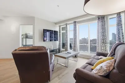 Image de Quest - Stylish Condo Near Ice District + Parking
