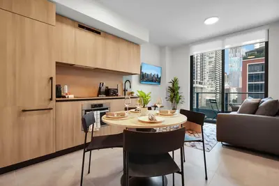 Image de 501-811 Luxury 1 Br + Den & 2 Baths Rooftop Pool & Gym