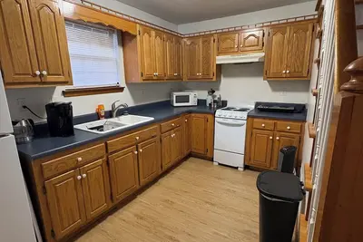 Image de Cabin style guest house. 2 bed 1 bath, full kitchen.