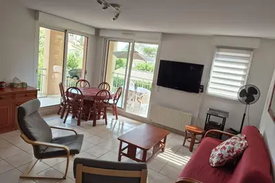 Image de appartement avec piscine, plage et commerces à pied