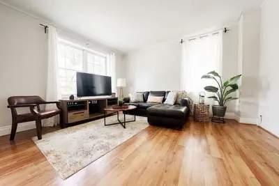 Image de Hidden Gem Steps From River, Restos, Cafés, Parks