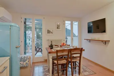 Image de A cozy 100 square meters apartment, perfect for four people, located between the first and third floors of a typical Cinque Terre townhouse (No elevator). The property, thanks to a large terrace, enjoys fantastic views of the sea and mountains and is just