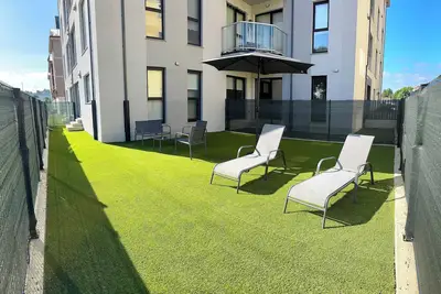 Image de Apartment in Ares 400m from the beach with private garden and garage included.