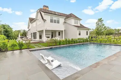 Image de Immaculate Southampton Home, Private Heated Pool, Great for Groups, Walking. . .