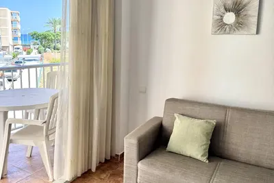 Image de Appartement spacieux en bord de mer avec climatisation, terrasse et parking gratuit