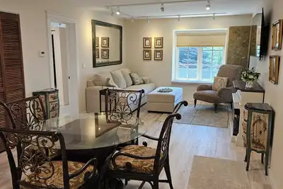 Image de Elegant Apartment in Estate With Lake and Bay Views