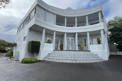 Image de ​Architectural Home Overlooking the ocean and mountains.