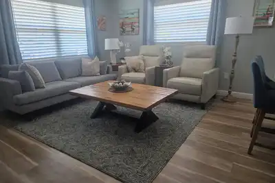 Image de Family-friendly home 15 minute drive to beach and walkable to downtown Dunedin.