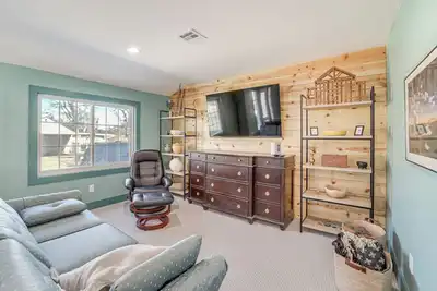 Image de 1 Mi to Campus: Modern Tulsa Home w/ Private Yard