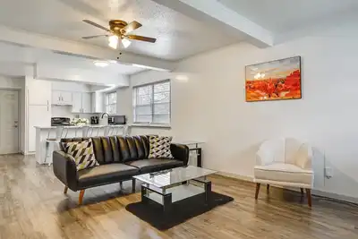 Image de Game Day Location! Arlington Home w/ Private Yard