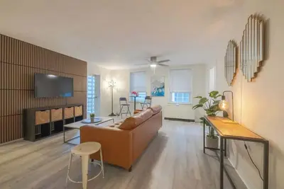 Image de Bright Downtown Retreat w/ Full Kitchen