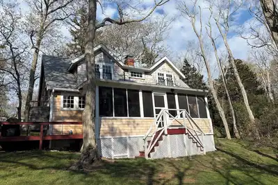 Image de Pet Friendly Quiet Cottage; 1/2 mi to Lambert's Cove Beach