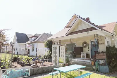 Image de Farm-style retreat for large groups near downtown Spokane events, Podium + Arena