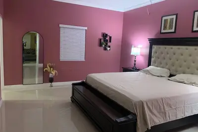 Image de Elegant 3br Modern Townhouse/Secure Gated Community in prime Kingston location