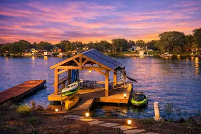 Image de Lake Wabaunsee Lakefront Retreat. Dock, Pavilion Bar & 180 degree Lake Views