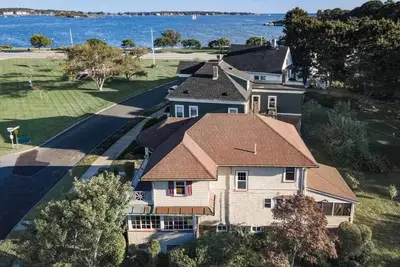 Image de Classic Coastal Family Home | Walk to Sea;King Bed