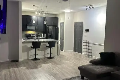 Image de Modern 2br Retreat Near Downtown • Pool, Gym & Free Parking
