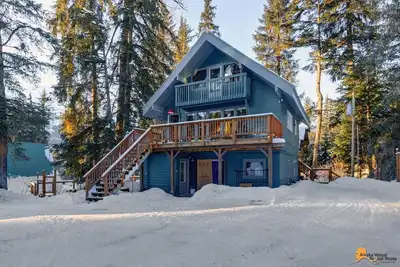 Image de Entire cabin duplex one block from ski lifts, bike path, and hiking.